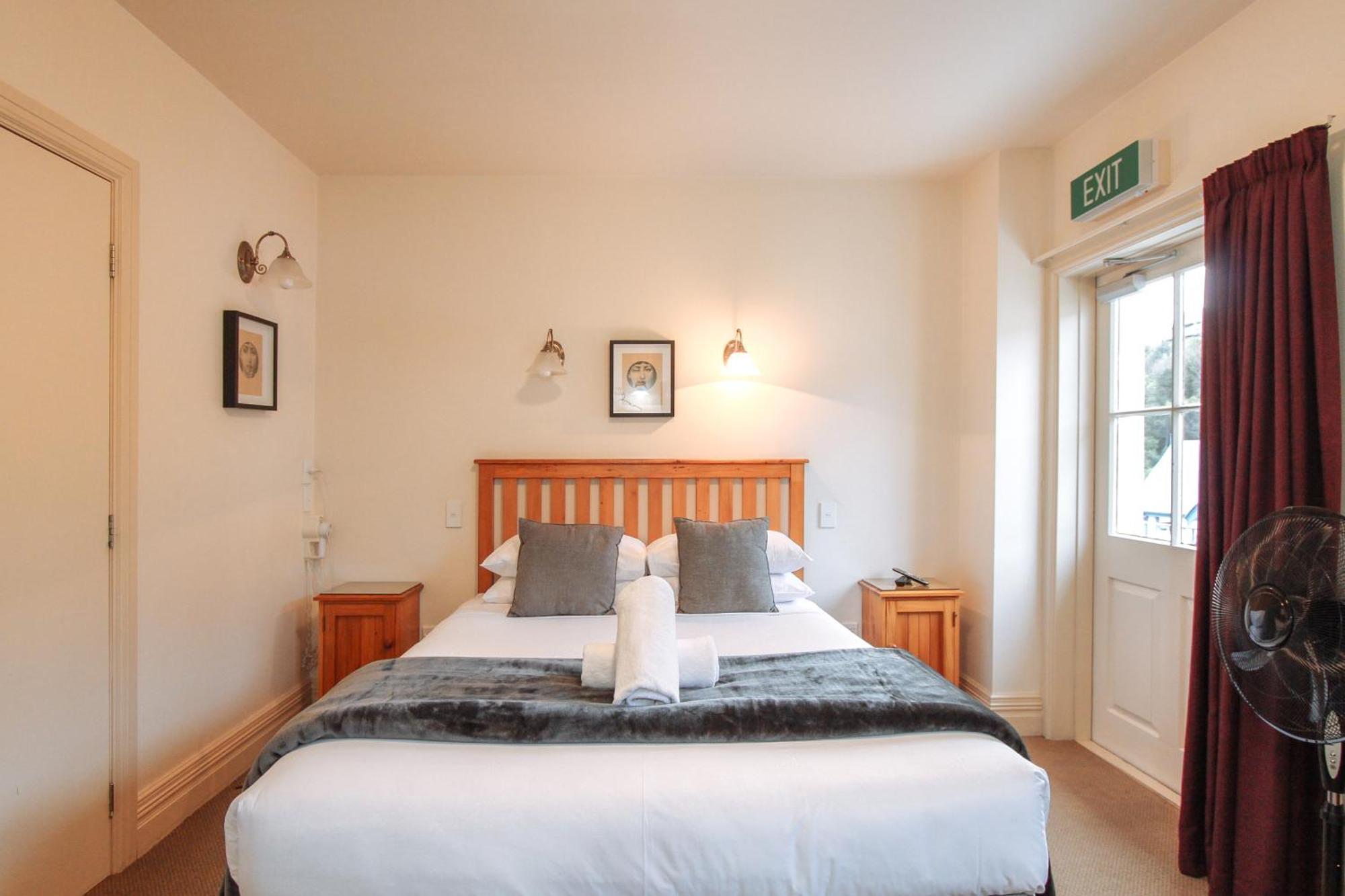 The Grand Hotel & Bar - Akaroa Bagian luar foto